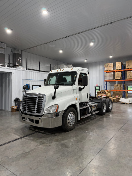 2019 Freightliner Cascadia 125 - 408k Miles