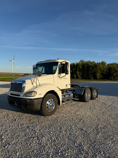 2003 Freightliner Columbia - Only 384k Miles