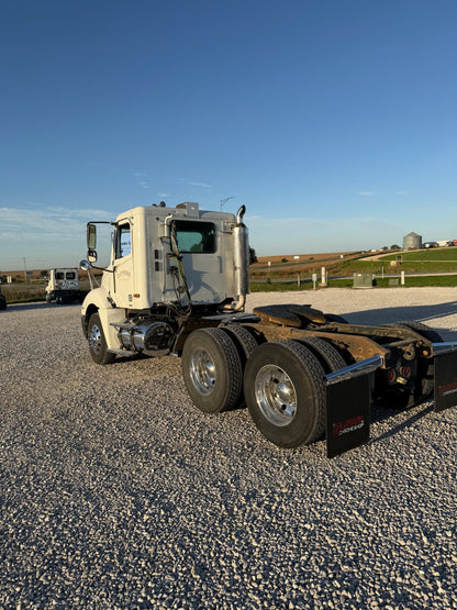 2003 Freightliner Columbia - Only 384k Miles