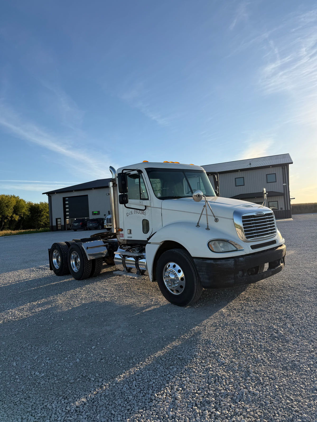 2003 Freightliner Columbia - Only 384k Miles