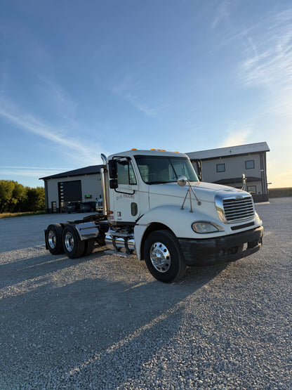 2003 Freightliner Columbia - Only 384k Miles